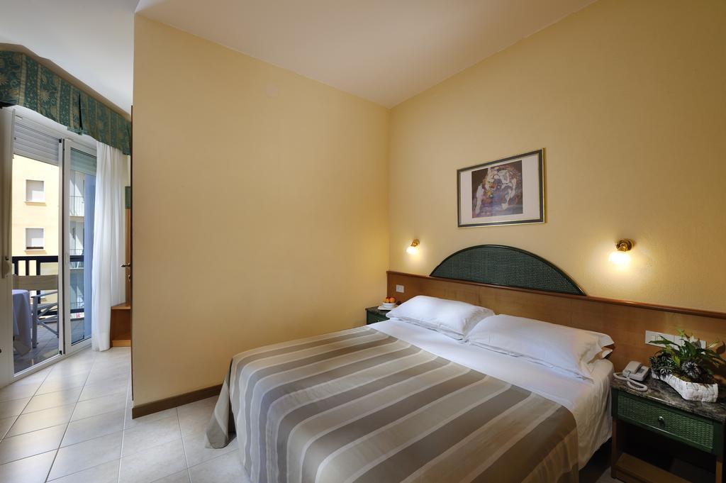 Hotel Bellevue Бибионе Экстерьер фото